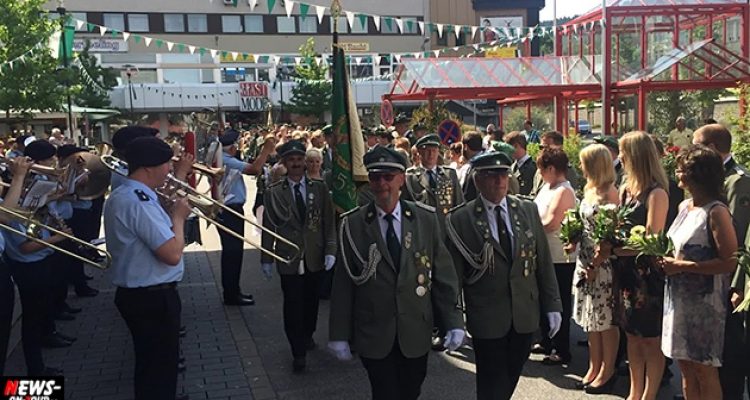 Schützenfest Bergneustadt 2014: Abmarsch der Majestäten vor der Sparkasse / Graf-Eberhard-Platz | 7x Videos