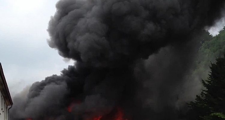 114 Einsatzkräfte der Feuerwehren kämpften gegen die Flammen! Werkraum durch Brand vollkommen zerstört | Bergneustadt/Wiedenest