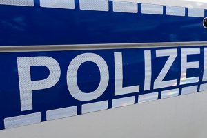 polizei oberberg ntoi schriftzug blau weiss von polizeiauto