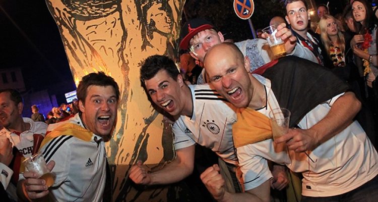 Deutschland ist Weltmeister!! Tolle Bilder von der Fanmeile Gummersbach |  Emotions + Autocorso | + HD Video