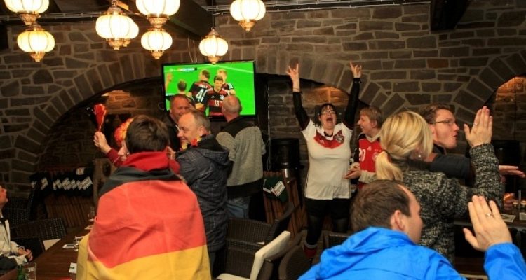 Public Viewing Gummersbach: Emotions zum 7:1 Sieg von den Stadtterrassen |  Deutschland vs. Brasilien