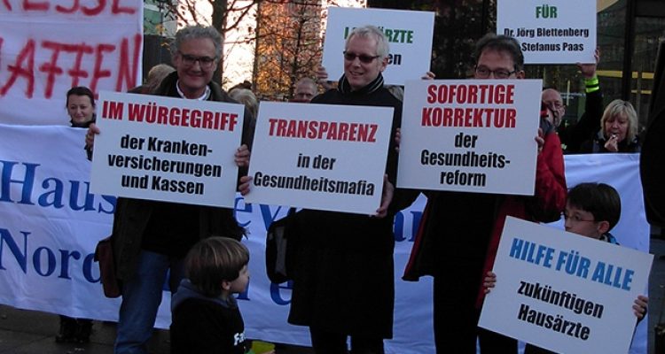 Düsseldorf: Wegen Regressforderungen! Oberbergs Hausärzte demonstrierten vor der Kassenärztliche Vereinigung |  Stefanus Paas und Dr. Jörg Blettenberg