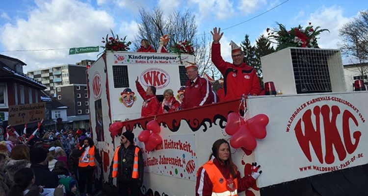 Waldbröler Karnevalszug 2015 | Mit Sonnenschein, viel guter Laune und Kamelle durch die City | Mit Video!