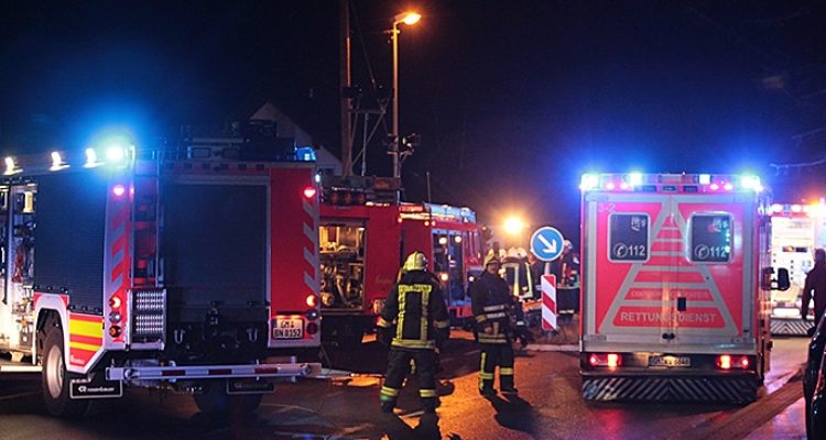 Final Update: 2 Tote (Gummersbach Windhagen) und 6 Verletzte nach Pkw-Unfall (Kollision) auf der Westtangente