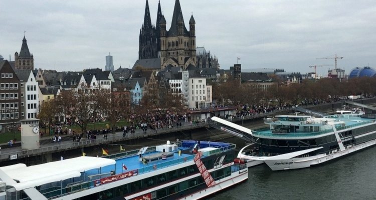Köln: Aus Geldnot Frau (80) beraubt! Während Fahndung Beute in den Rhein geworfen
