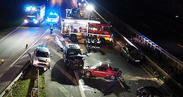 Massenkarambolage auf der A4 an Weihnachten: 1 Tote (51) und 10 weitere Personen schwer verletzt | Video online!!