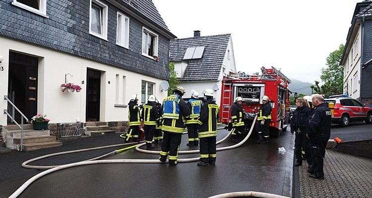 Feuer in einem Keller! 63 Feuerwehrleute im Einsatz | Osberghausen (Engelskirchen) | Mit Video