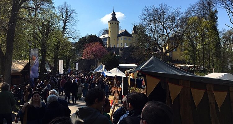 Nümbrecht: Mittelalterlicher Markt auf Schloss Homburg lockte die lockte Besucher mit spektakulärer Kulisse und sonnigem Wetter an
