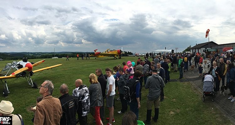 Fliegender Rabe und RED DEVILS begeisterten die Zuschauer beim Flugplatzfest auf dem Dümpel 2016 in Bergneustadt