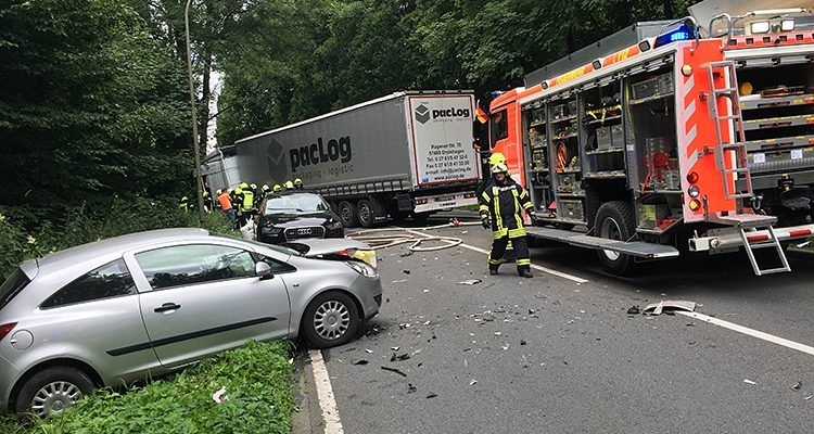 Bergneustadt: Dieselaustritt an LKW hielt Einsatzkräfte in Schwung! Drei verletzte Personen. B55 nach Verkehrsunfall mit LKW und zwei PKW für dreieinhalb Stunden gesperrt