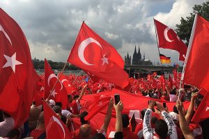 2016 07 31 erdogan pro demo koeln 01 ntoi deutzer werft