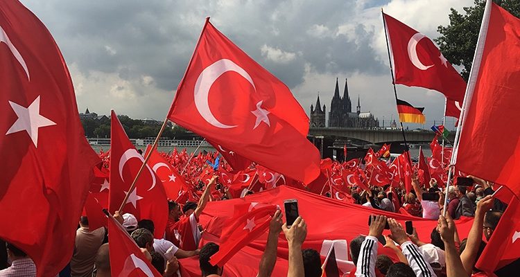 Köln versank im türkischen Flaggenmeer! Pro-Erdogan Demo lockte 40.000 Demonstranten. 2700 Polizisten im Einsatz | +Videos