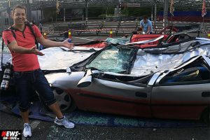 vandalismus auto ntoi zerstochene reifen abgebrochene aussenspiegel ntoi eingeschlagene scheiben monstertrucks