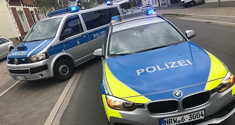 Randalierer greift Einsatzkräfte mit Messern an (Bergisch Gladbach) Polizistin gibt Schuss ab