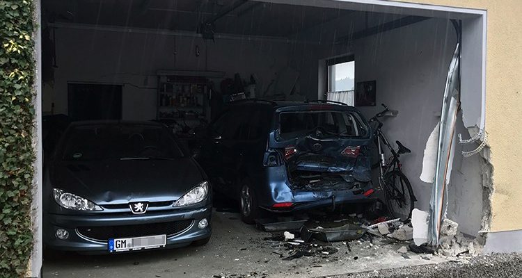 Bergneustadt/Wiedenest: Hoher Sachschaden! Ungebremst mit BMW530i in eine geschlossene Garage. Fahrerin (26) unter Alkoholkonsum | Oberbergischer Kreis (NRW)