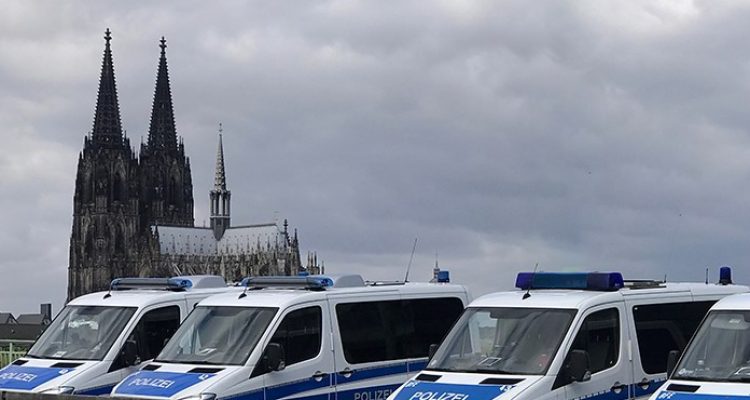 AfD Parteitag Köln 2017! Ausnahmezustand? DIE BILDER! Friedliche Gegendemos mit jecken und sanften Klängen. 4.000 Polizisten in Einsatz – Zehntausende Demonstranten!