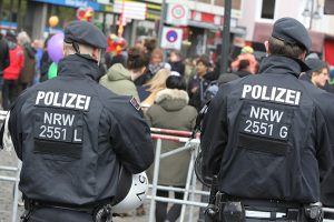 Köln Ebertplatz / Kölnberg: 50 Beamte, 200 Kontrollen, ein Dealer: Kölner Polizei zeigt Präsenz!