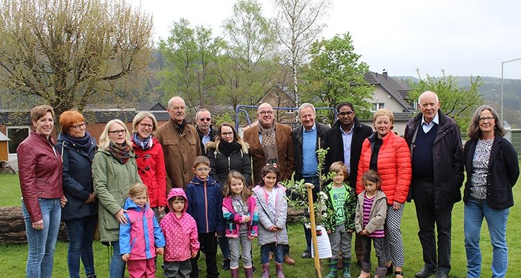 Bergneustadt: VfsD Kindergarten Vossbicke! Apfelbäumchen pflanzen als symbolisches Zeichen für die Zukunft | Oberbergischer Kreis (NRW)