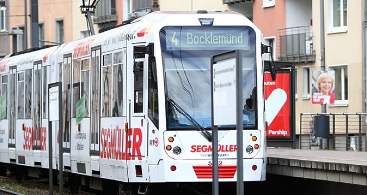 Autofahrerin flüchtet nach Unfall mit Straßenbahn (Köln)