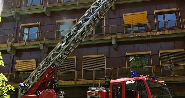 Feuer im KRANKENHAUS GUMMERSBACH! 50 Feuerwehrleute bei Übung im Einsatz. Nicht alles glatt gelaufen…