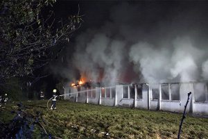 2017 09 22 ntoi 01 bergneustadt lagerhalle brennt volle ausdehnung koelnerstrasse oberberg