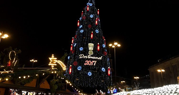 Weihnachtsmarkt Dortmund 2017: Größter echter Weihnachtsbaum der Welt mit 1.700 Rotfichten kostet rund 220.000 Euro | 45 Meter hoch | 90 Tonnen