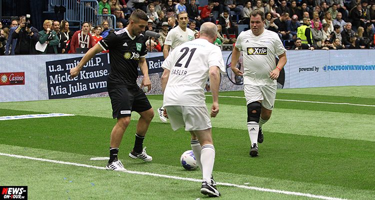 Promi-Kick! Lukas Podolski unterliegt 9:13 gegen Fußball Legenden @Schauinsland Reisen Cup 2018 + Video | Schwalbe Arena Gummersbach