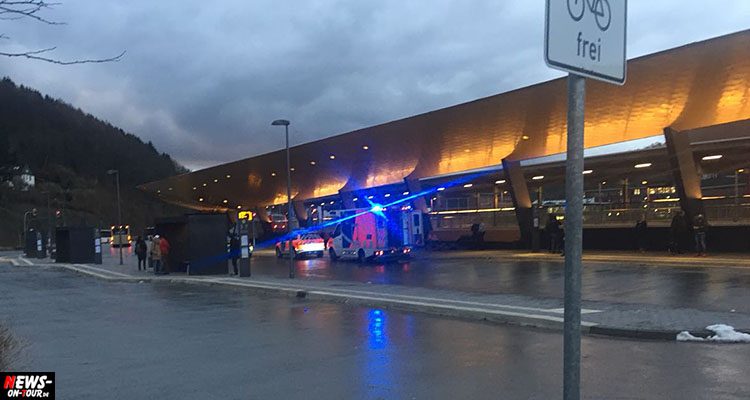 Toter am Bus-Bahnhof Gummersbach! Mann stirbt auf Bank
