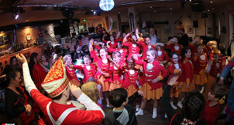 DINO ALARM im PLATTES WIEHL! Rund 100 Kids feierten Kinderkarneval mit RKV Dancing Kids und Ralf Dreßden