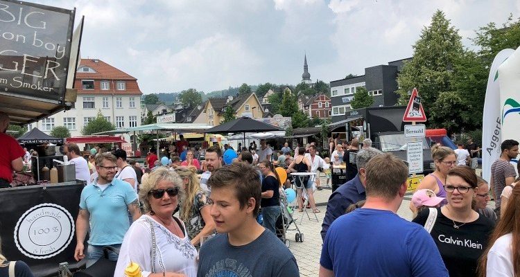 Bergneustadt: Streetfood Days mit Roadshow (Sport) lockte zahlreiche Besucher bei herrlichem Sommerwetter an