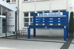die volksbank ntoi bergneustadt große bank fuer riesen riesengrosse bank holzbank oberberg