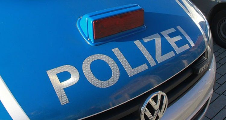 PKW rammte Polizeimotorrad und Tatverdächtiger flieht (Radevormwald)