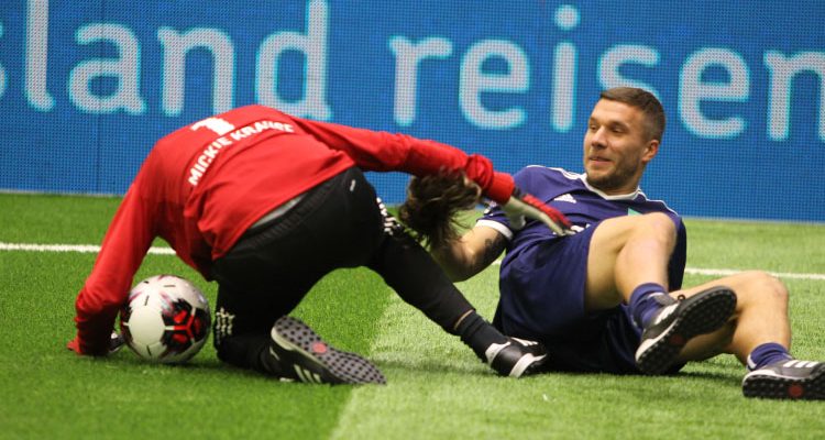 Lukas Podolski klaut Mickie Krause beim Promi Kick die Perücke | Gummersbach | Schauinsland-Reisen Cup 2019