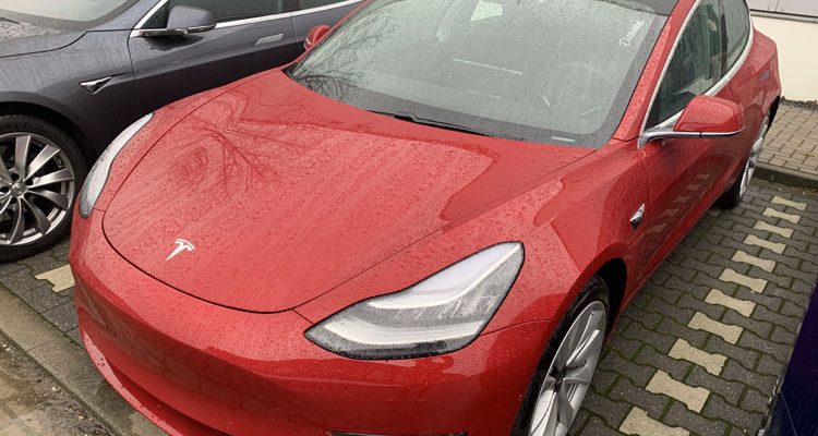 Tesla Fahrer verliert Kontrolle und schleudert ein geparktes Auto gegen eine Arztpaxis (Leverkusen Schlebusch)