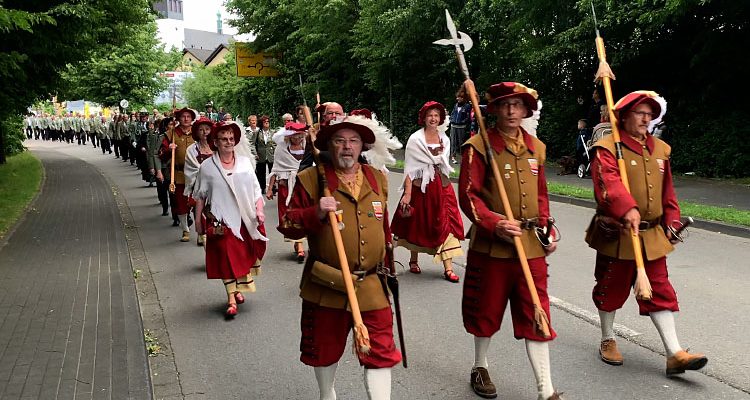 Schützenfest Bergneustadt 2024: Tradition trifft Party. 17.-20. Mai. Majestäten-Empfang mit Musikzug, Kirmes, Mallorcaparty, Vogelschießen und musikalischer Frühschoppen