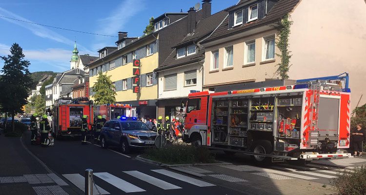 Bergneustadt: 85-jährige BMW-Fahrerin kracht in Hauswand | Oberbergischer Kreis (NRW)
