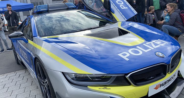 Polizei Bremen stoppt illegales Autorennen und beschlagnahmt die Fahrzeuge
