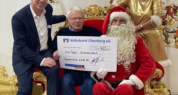 Gummersbach: 750 Euro Spende an die Oberbergische Tafel! Weihnachtsmann und GALERIA Karstadt Kaufhof übergeben Spendensumme