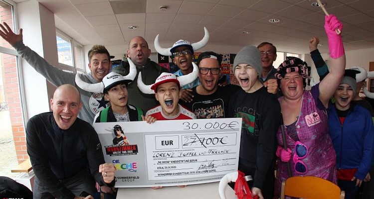 Ballermann Stars spenden 30.000 Euro für die Arche Kinderstiftung mit der Wohnzimmer Konzert Tour 2020 | Lorenz Büffel alias Johnny Däpp Hauptinitiator der Aktion!