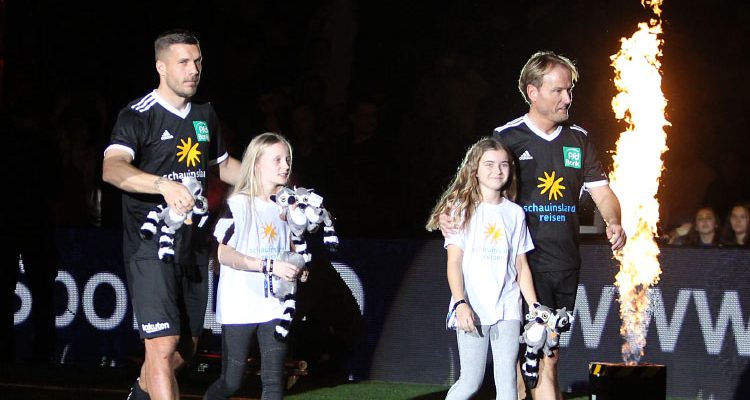 Schauinsland-Reisen-Cup: 200.000 Euro Spende zugunsten benachteiligter Kinder und Jugendlicher für Lukas Podolski Stiftung | Schwalbe Arena Gummersbach