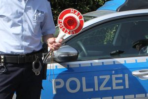 Gummersbach: Mercedes-Fahrer (39) gerät in Polizeikontrolle und flüchtet vor der Polizei