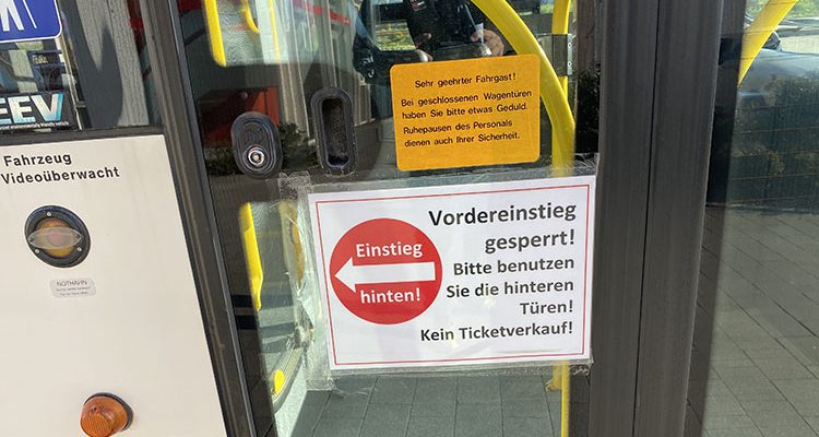Widerstand gegen polizeiliche Maßnahme (Gummersbach) Ohne Mund-Nasen-Bedeckung und gültigen Fahrausweis in Bus eingestiegen