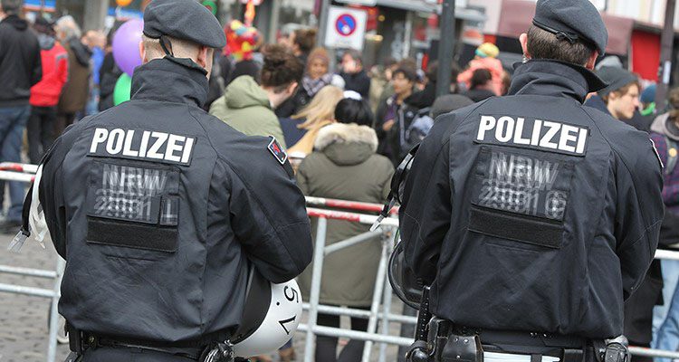 Mann mit Softair-MP löst Polizeieinsatz aus (Köln)