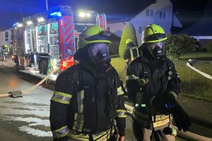 Bergneustadt Dreiort Brand: 1 Person aus Flammen in Flüchtlingsunterkunft gerettet! 2 Verletzte und 50 Feuerwehrleute bekämpfen den Brand