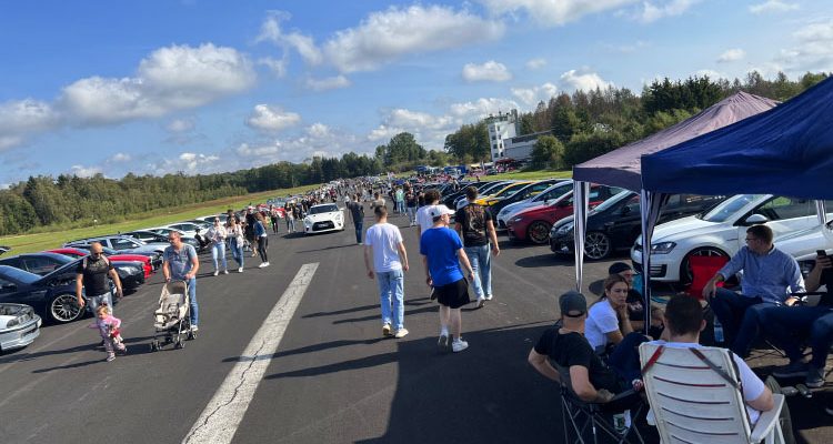 498 Raser bei Tuning Event geblitzt! 11 Autos stillgelegt (Flugplatz Meinerzhagen) Polizei Kontrollen zum „Seasons End“