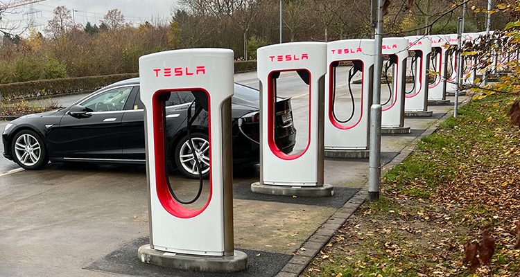 Tesla Fahrer enttäuscht! Strom ´tanken´ an Superchargern steigt um 12,5%. Im Vergleich zu anderen dennoch günstiger