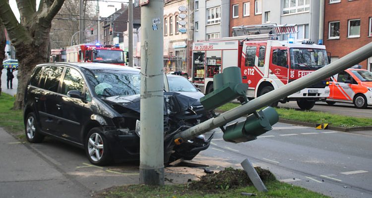 Gegen Ampel gefahren und in Bahnhaltestelle gelandet (Duisburg) Trümmerfeld nach Unfall  