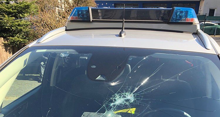 39-Jähriger beschädigt Streifenwagen mit Steinwürfen (Marienheide) Auf seiner Flucht Achtjährige bespuckt und beleidigt