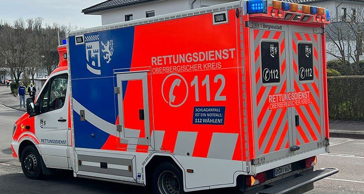 Internistischer Notfall mit erheblichem Pkw-Sachschaden (Gummersbach) Vollmerhauser Straße gesperrt