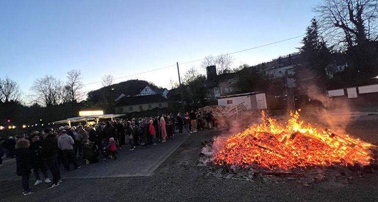 Gummersbach: Traditionelles Osterfeuer lockte zahlreiche Menschen nach Niederseßmar auf dem Festplatz